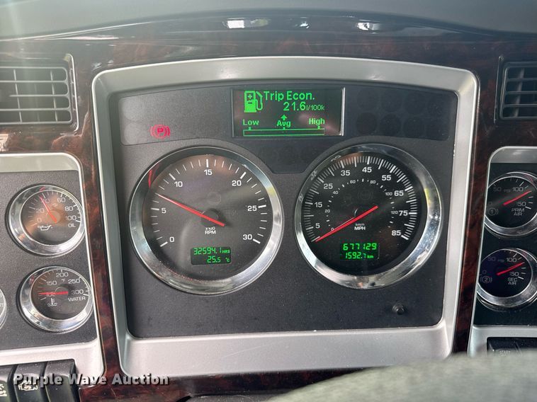 image for item DY0391 2010 Kenworth T660 semi truck