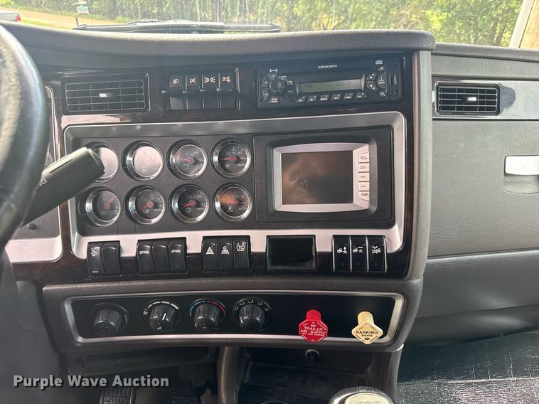 image for item DY0391 2010 Kenworth T660 semi truck