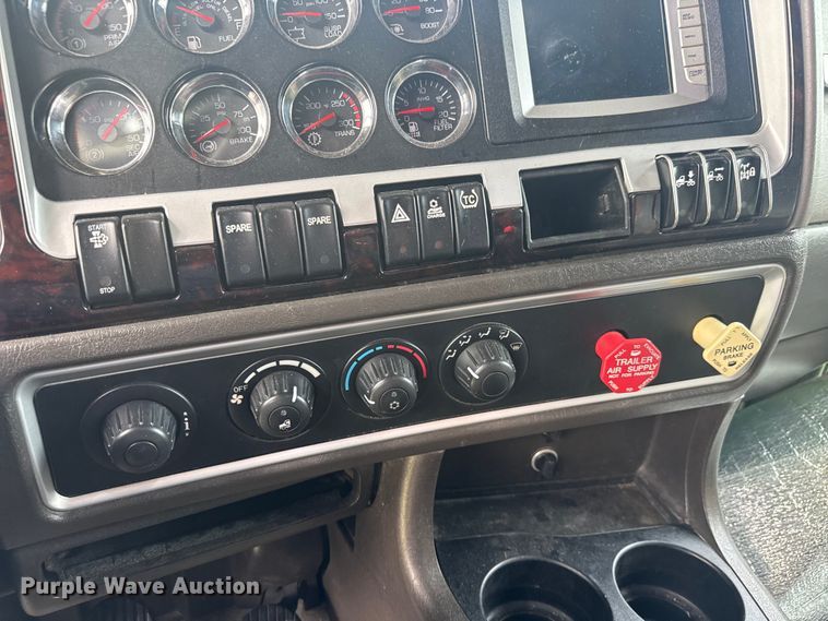 image for item DY0391 2010 Kenworth T660 semi truck