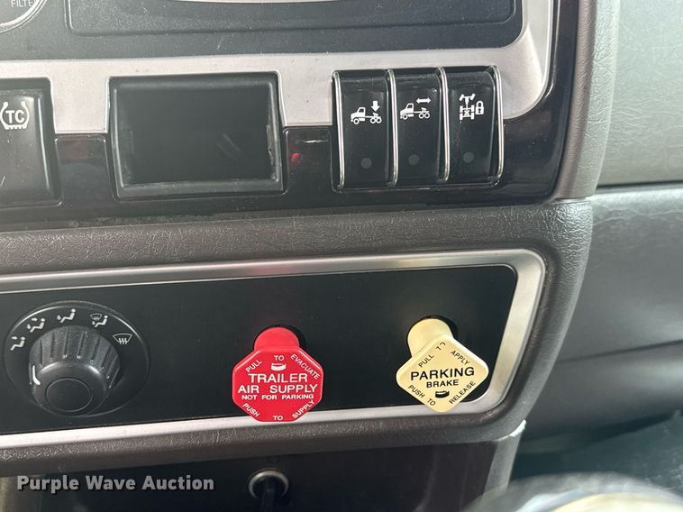 image for item DY0391 2010 Kenworth T660 semi truck