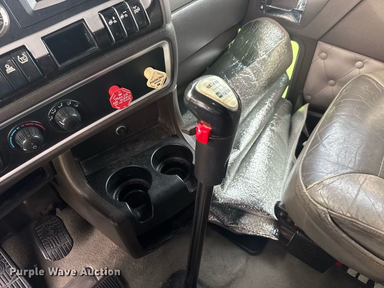 image for item DY0391 2010 Kenworth T660 semi truck