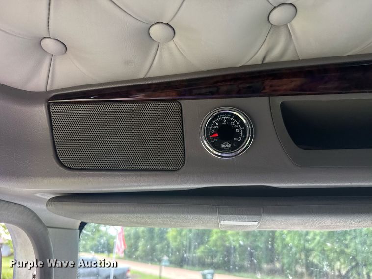 image for item DY0391 2010 Kenworth T660 semi truck