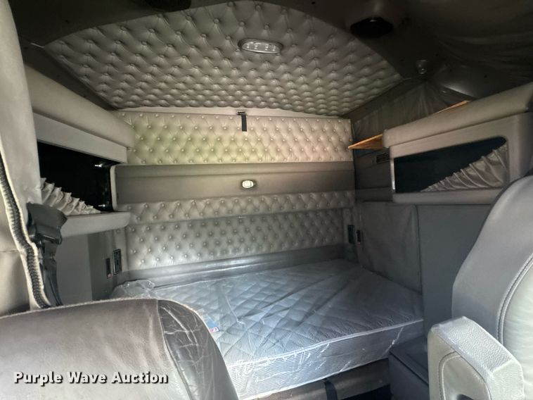 image for item DY0391 2010 Kenworth T660 semi truck