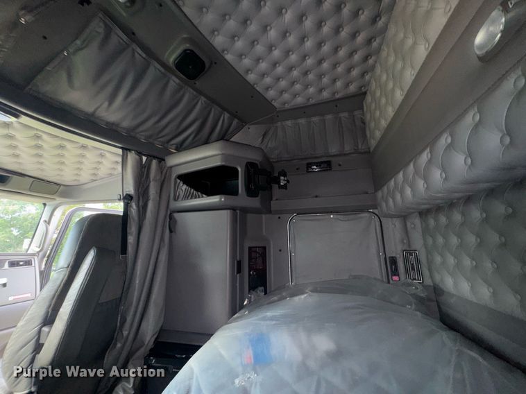 image for item DY0391 2010 Kenworth T660 semi truck