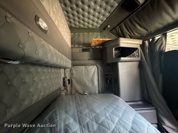 image for item DY0391 2010 Kenworth T660 semi truck