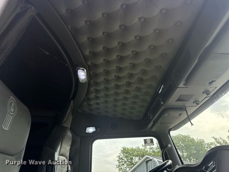 image for item DY0391 2010 Kenworth T660 semi truck