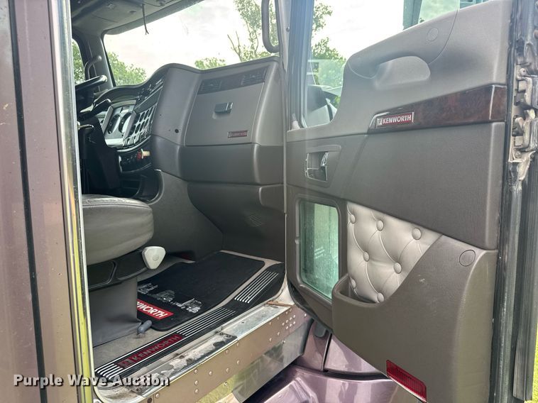 image for item DY0391 2010 Kenworth T660 semi truck