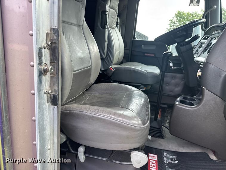 image for item DY0391 2010 Kenworth T660 semi truck