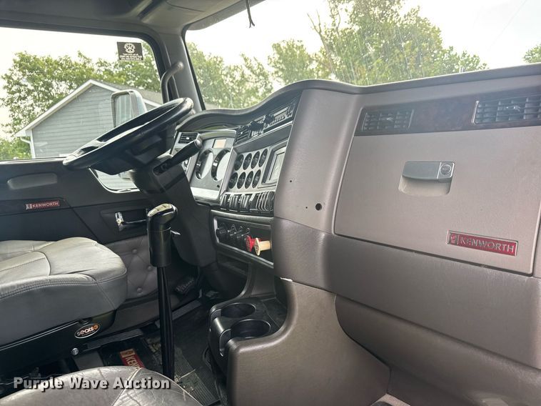 image for item DY0391 2010 Kenworth T660 semi truck