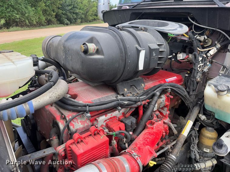 image for item DY0391 2010 Kenworth T660 semi truck