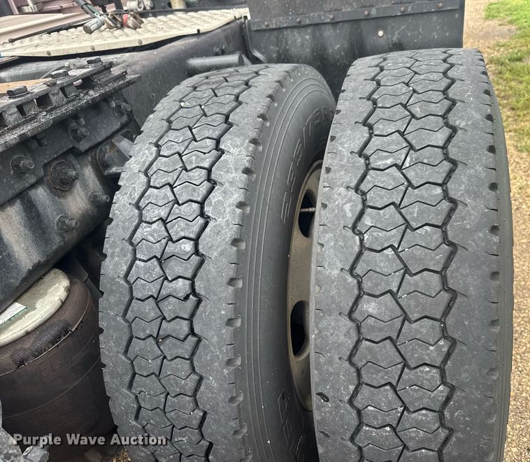 image for item DY0391 2010 Kenworth T660 semi truck