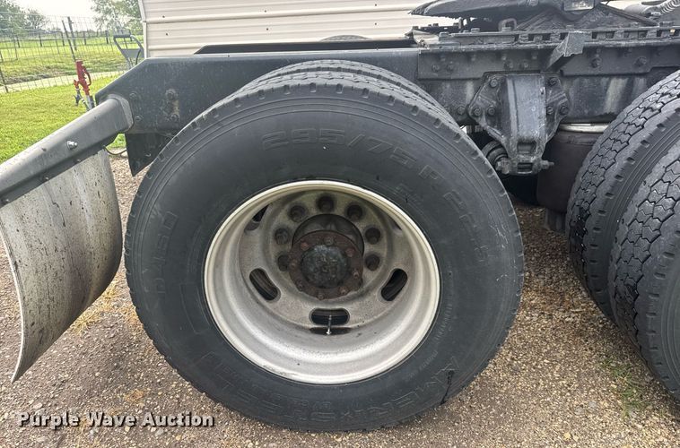 image for item DY0391 2010 Kenworth T660 semi truck