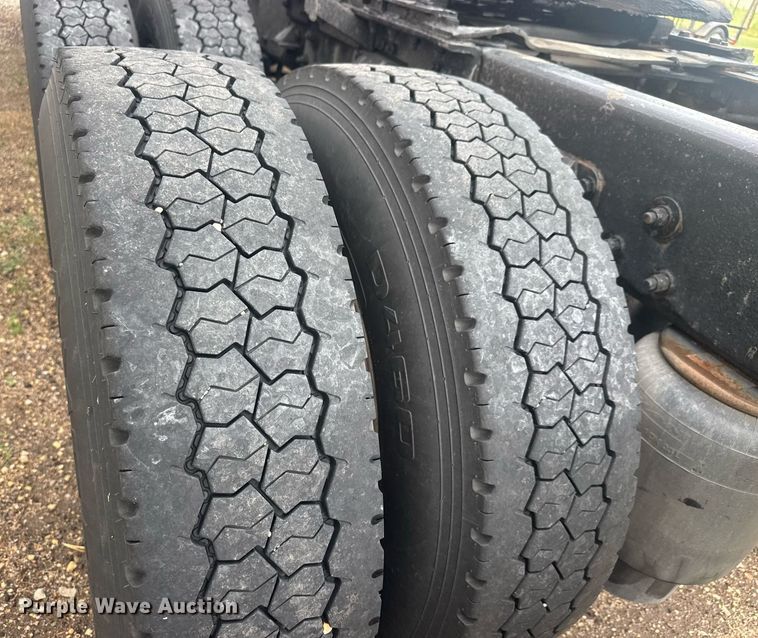 image for item DY0391 2010 Kenworth T660 semi truck