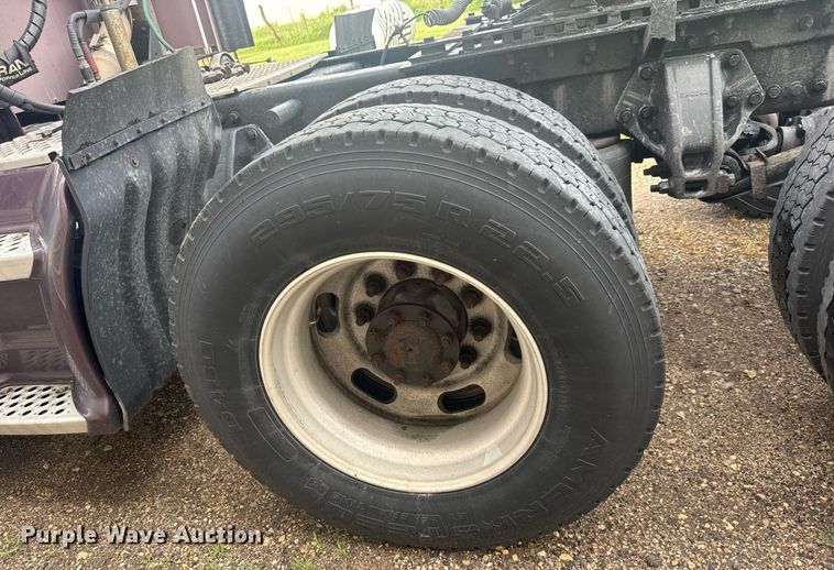 image for item DY0391 2010 Kenworth T660 semi truck