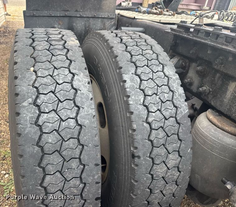 image for item DY0391 2010 Kenworth T660 semi truck