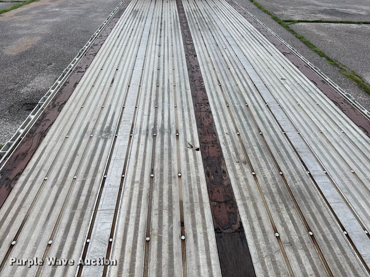 image for item DY0437 2006 Chaparral flatbed trailer