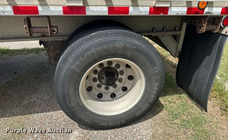 image for item DY0437 2006 Chaparral flatbed trailer