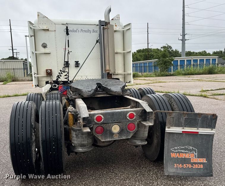 image for item DY0438 1995 Freightliner FLD120 semi truck