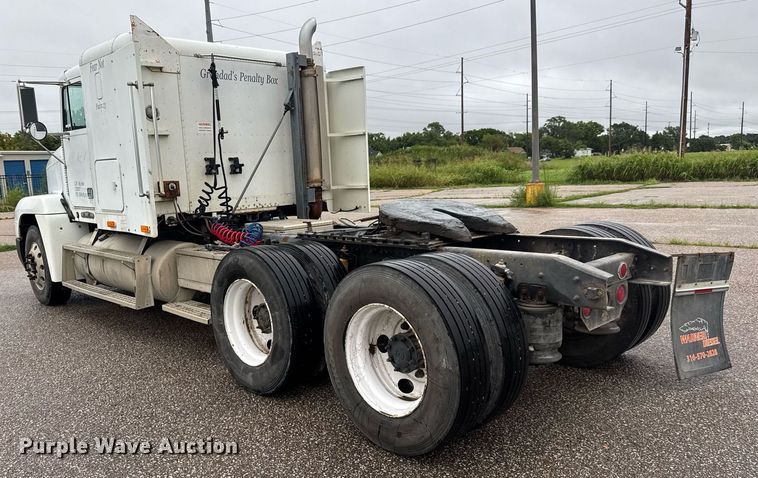 image for item DY0438 1995 Freightliner FLD120 semi truck