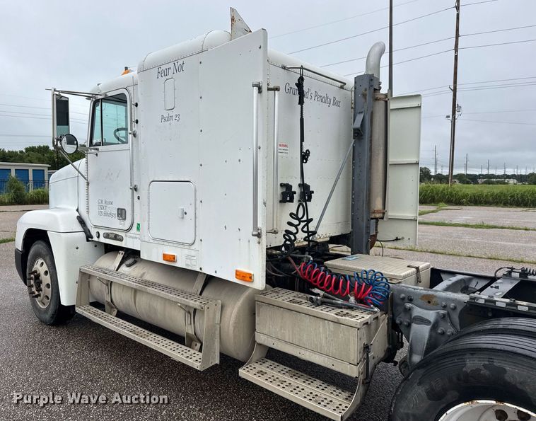 image for item DY0438 1995 Freightliner FLD120 semi truck