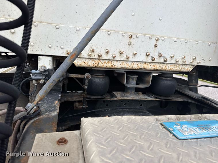 image for item DY0438 1995 Freightliner FLD120 semi truck