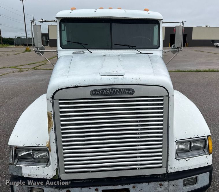 image for item DY0438 1995 Freightliner FLD120 semi truck