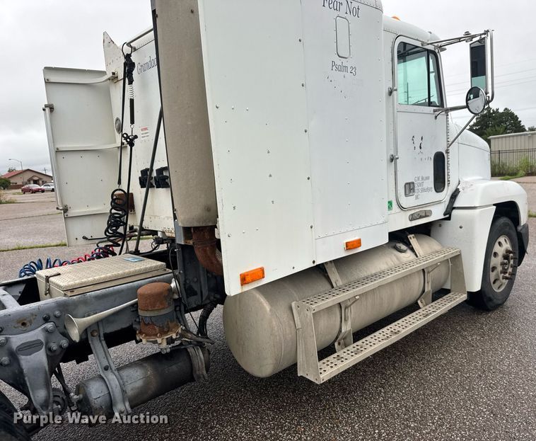 image for item DY0438 1995 Freightliner FLD120 semi truck