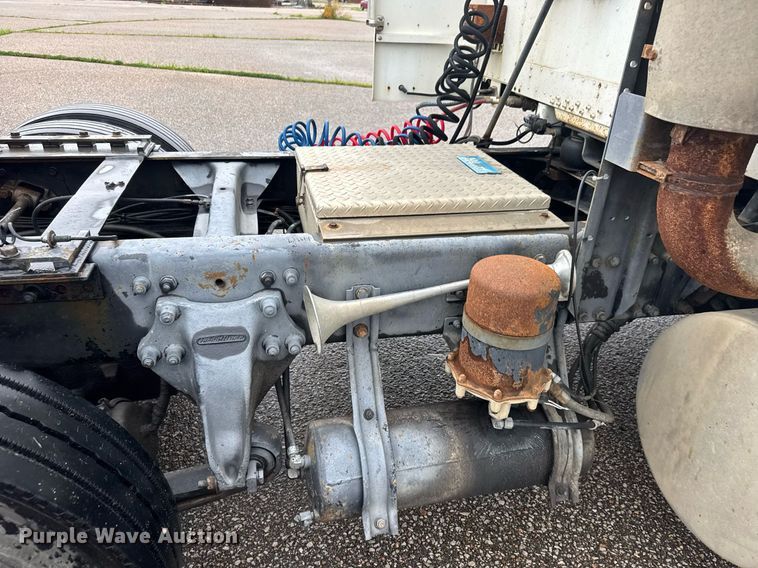 image for item DY0438 1995 Freightliner FLD120 semi truck