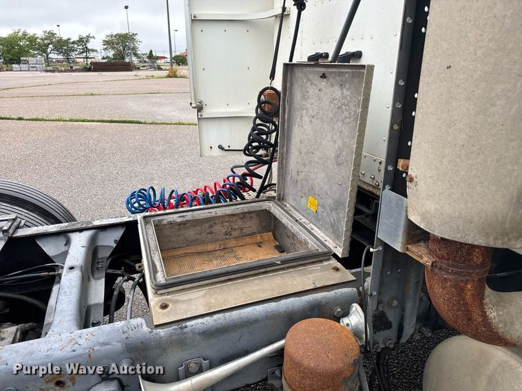 image for item DY0438 1995 Freightliner FLD120 semi truck