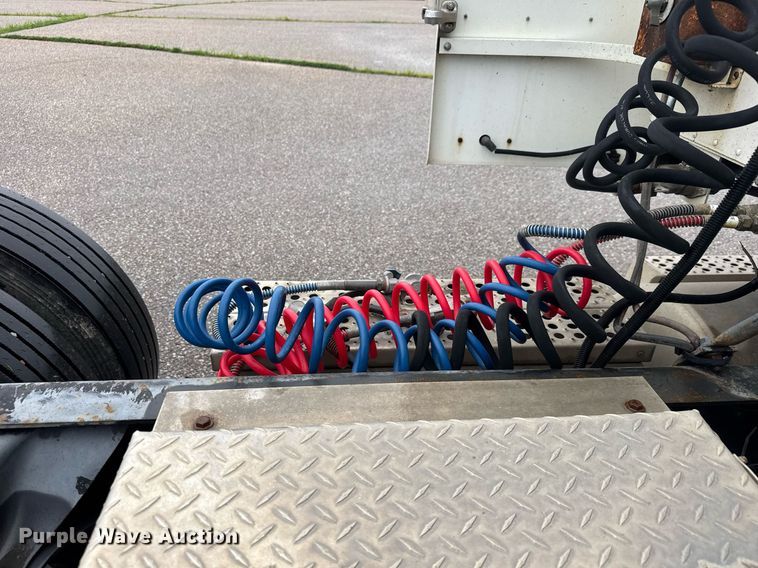 image for item DY0438 1995 Freightliner FLD120 semi truck