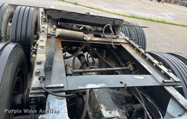 image for item DY0438 1995 Freightliner FLD120 semi truck