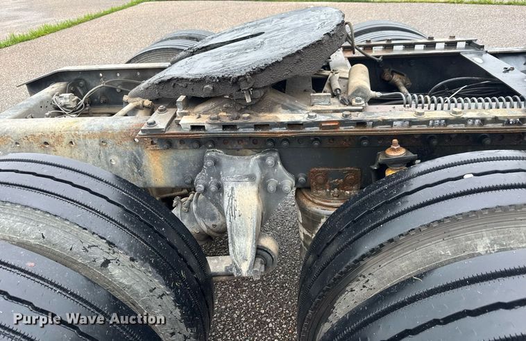 image for item DY0438 1995 Freightliner FLD120 semi truck