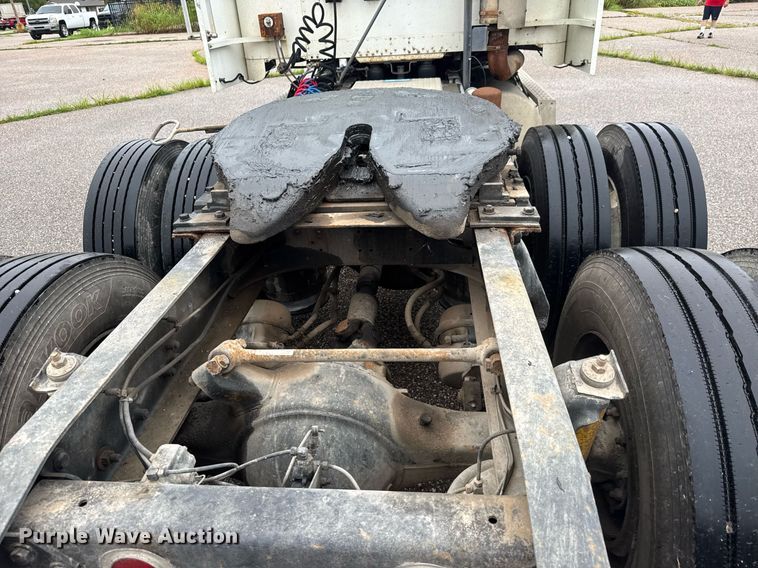 image for item DY0438 1995 Freightliner FLD120 semi truck