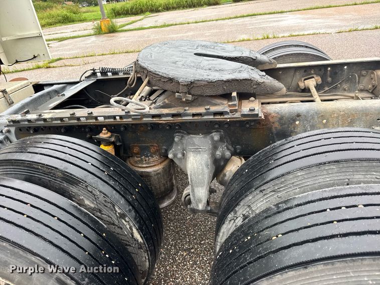 image for item DY0438 1995 Freightliner FLD120 semi truck