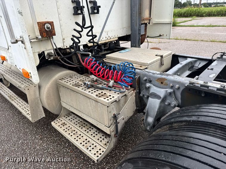 image for item DY0438 1995 Freightliner FLD120 semi truck