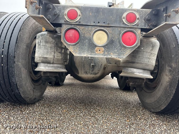 image for item DY0438 1995 Freightliner FLD120 semi truck