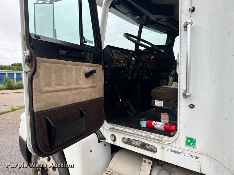 image for item DY0438 1995 Freightliner FLD120 semi truck