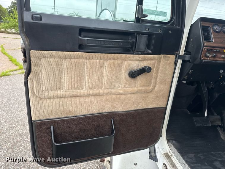 image for item DY0438 1995 Freightliner FLD120 semi truck