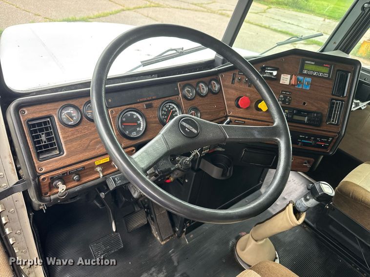 image for item DY0438 1995 Freightliner FLD120 semi truck