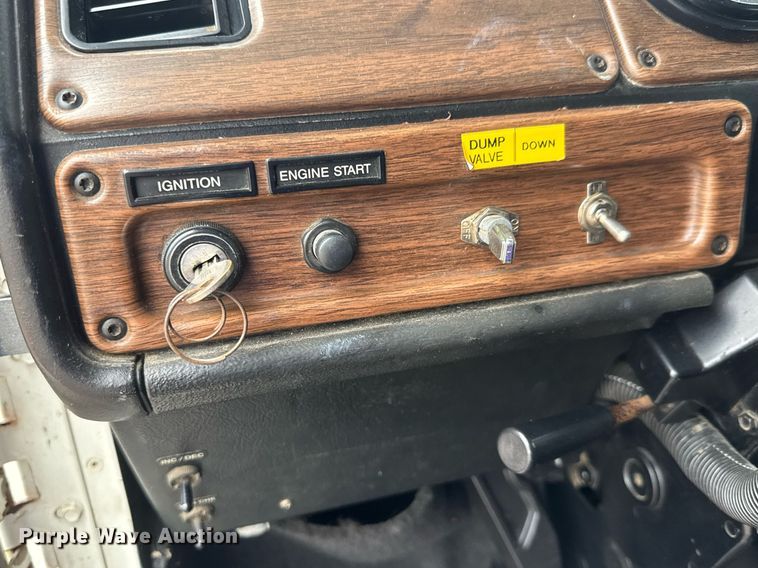 image for item DY0438 1995 Freightliner FLD120 semi truck