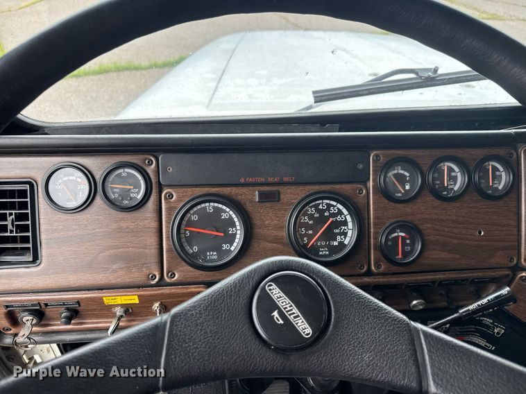 image for item DY0438 1995 Freightliner FLD120 semi truck