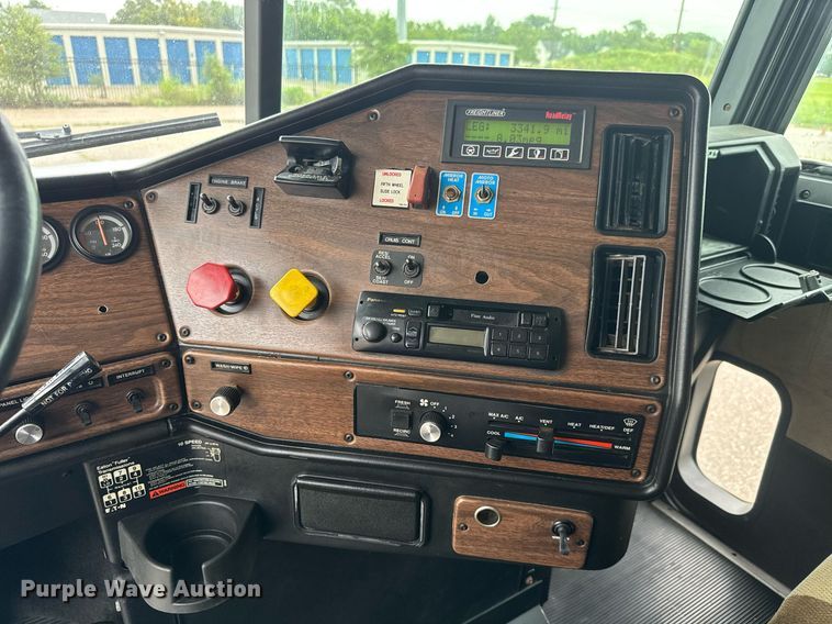 image for item DY0438 1995 Freightliner FLD120 semi truck