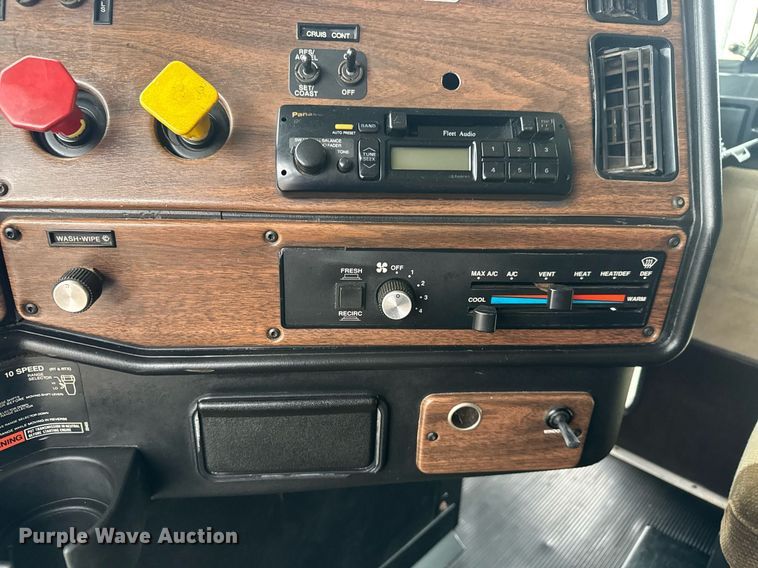 image for item DY0438 1995 Freightliner FLD120 semi truck