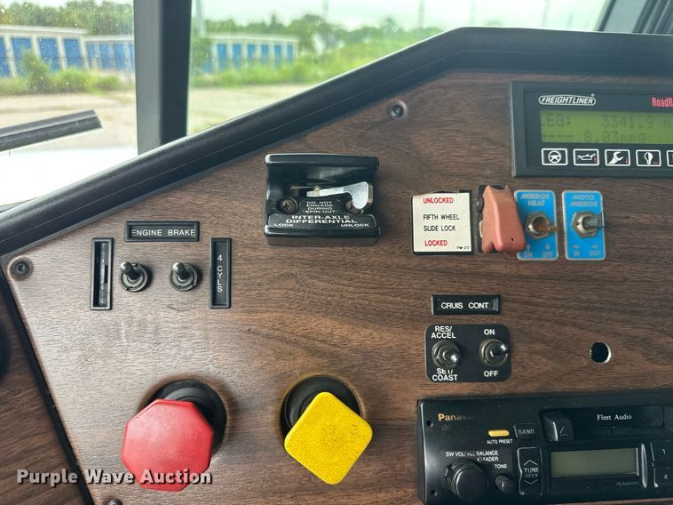 image for item DY0438 1995 Freightliner FLD120 semi truck