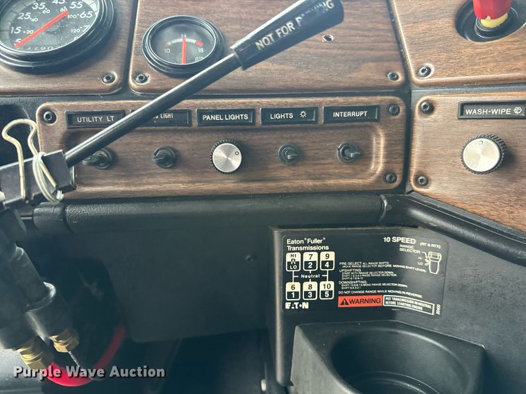 image for item DY0438 1995 Freightliner FLD120 semi truck