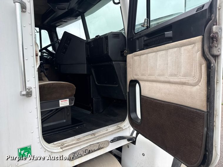 image for item DY0438 1995 Freightliner FLD120 semi truck