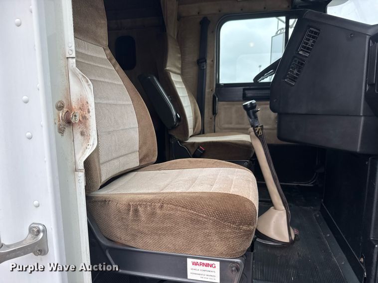 image for item DY0438 1995 Freightliner FLD120 semi truck