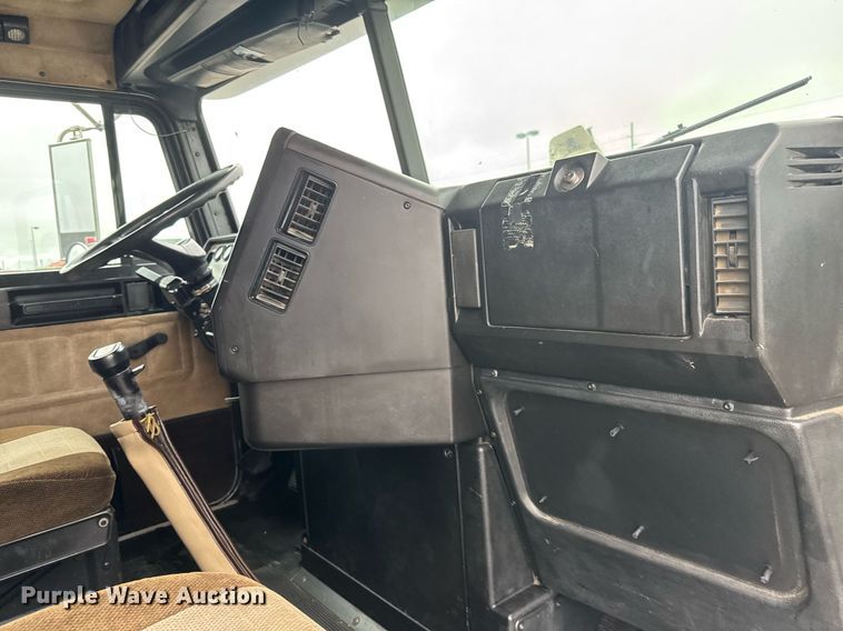 image for item DY0438 1995 Freightliner FLD120 semi truck