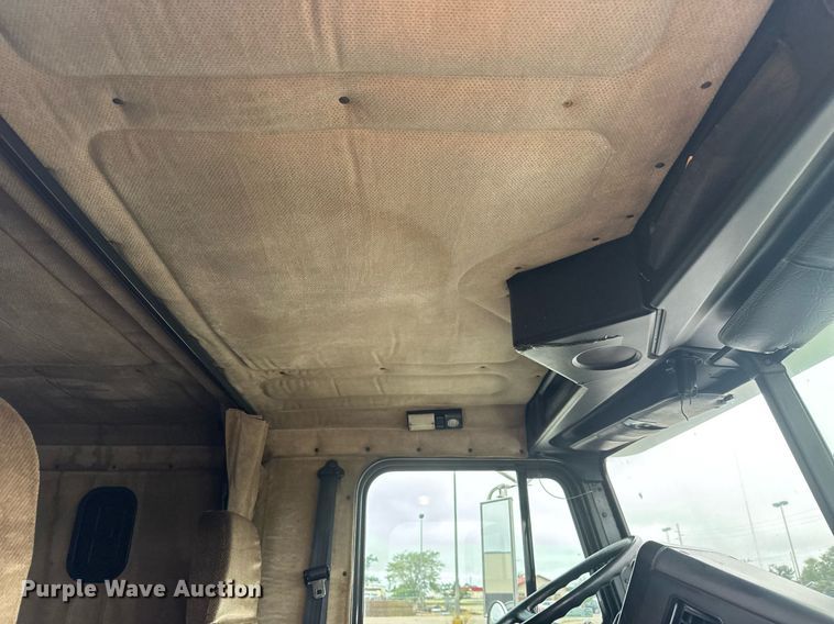 image for item DY0438 1995 Freightliner FLD120 semi truck