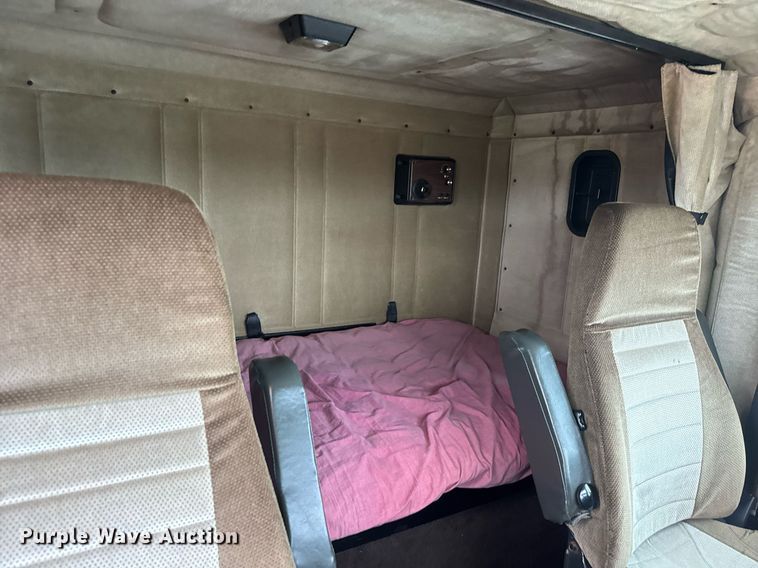 image for item DY0438 1995 Freightliner FLD120 semi truck